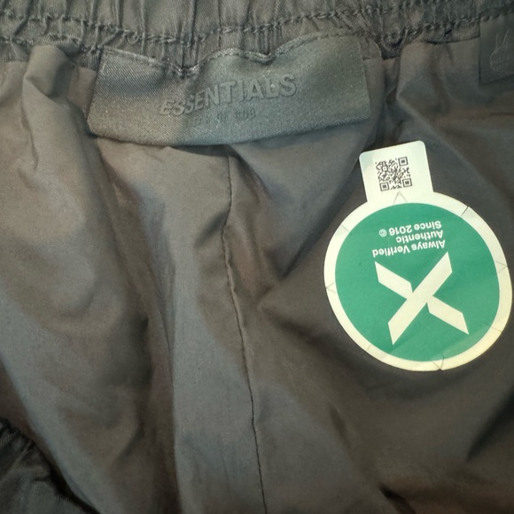 Essentials Shorts - Picture 4 of 4